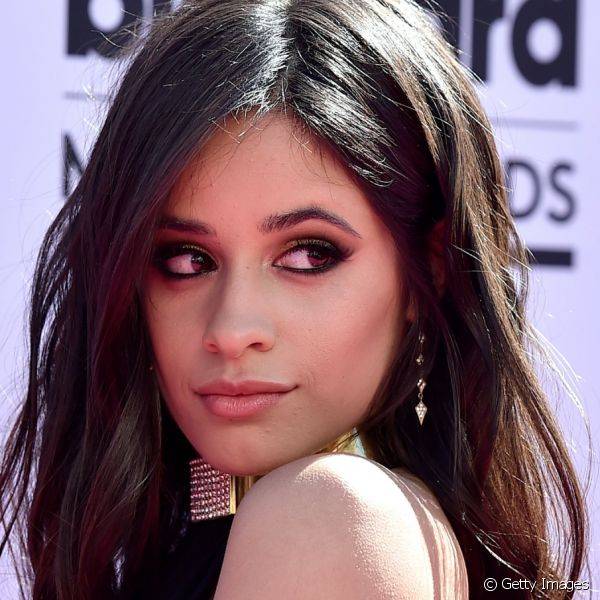 Para ir ao Billboard Music Awards 2016, Camila Cabello deixou a maquiagem b?sica e marcou os olhos com l?pis preto (Foto: Getty Images)
